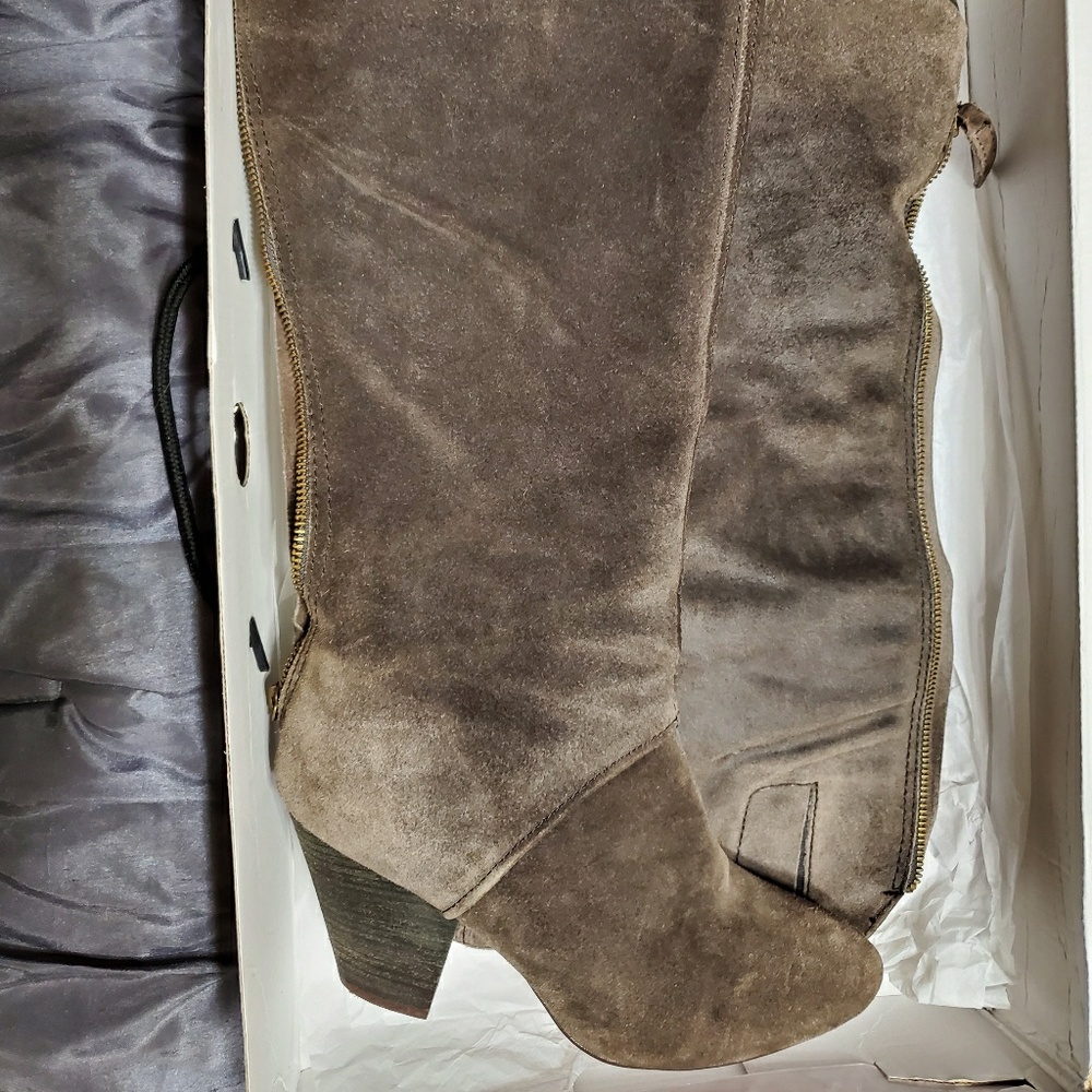 Knee high heel suede zip boots very comfortable
